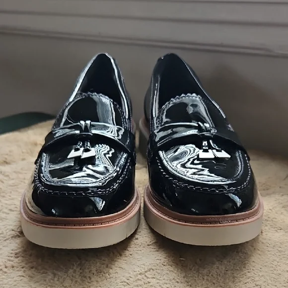 Clarks Black Patent Leather Loafers with Moccasin Design - Picture 4 of 5